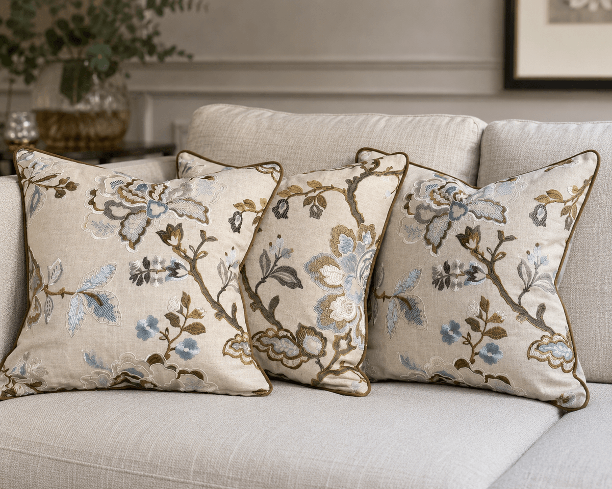 Putetrekk i Sanderson Anelique Wedgewood sable 233996 med piping 50x50