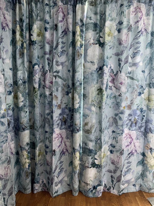 Gardiner i blomstrete lin fra Designers Guild
