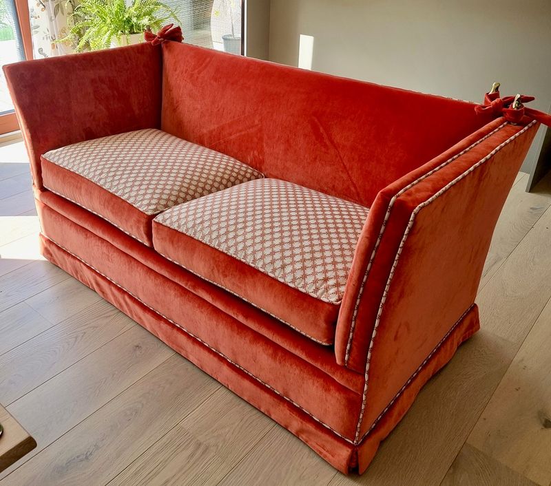 Nydelig sofa Knole Settee trukket i rustfarget velur Reloaded CA