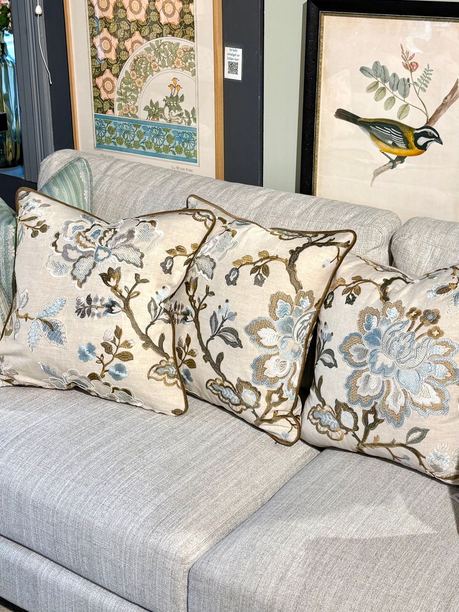 Putetrekk i Sanderson Anelique Wedgewood sable 233996 med piping 50x50