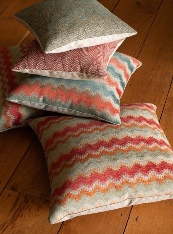 Gripsholm stol trukket i stoffet Erin F 4642-01 Red/Teal