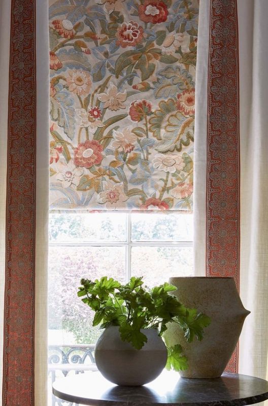 Gripsholm stol trukket i Tapestru Flowers F4666-02  fra Colefax&Fowler